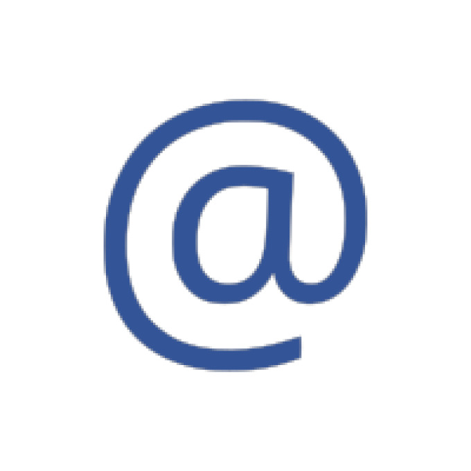 Die Grafik zeigt das at-Zeichen, in blauer Farbe, welches in E-Mail-Adressen verwendet wird. Das ist der kleine Buchstabe a, der von einem Kreis halb umschlossen ist.